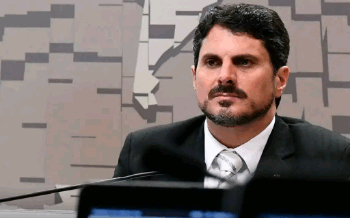 Senador Marcos do Val é levado para colocar tornozeleira eletrônica
