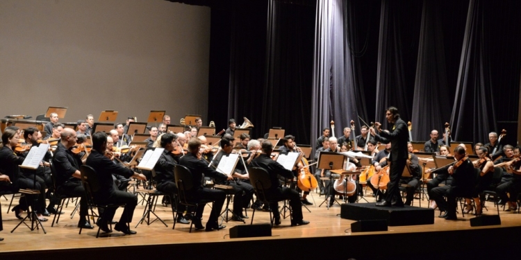 Sinfônica apresenta concerto com Carlos Prazeres e Lucas Thomazinho
