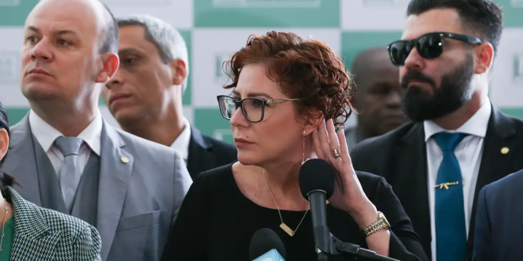 STF condena Carla Zambelli a cinco anos e três meses de prisão
