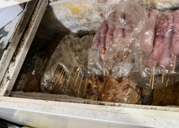 Ação em lanchonete do Centro descarta 280kg de carnes e apreende bebidas falsificadas