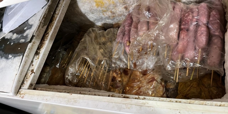 Ação em lanchonete do Centro descarta 280kg de carnes e apreende bebidas falsificadas