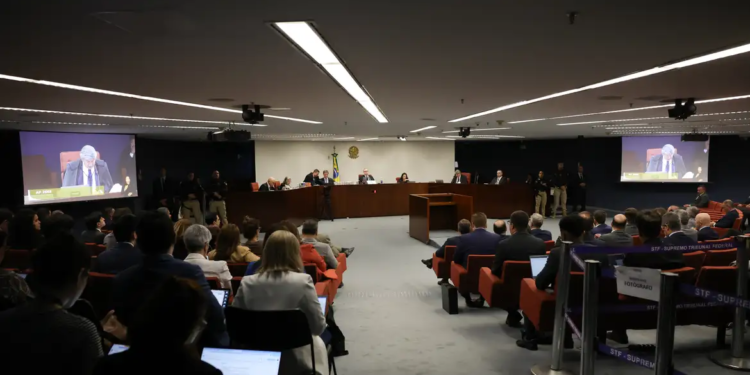STF retoma julgamento de Bolsonaro após intervalo; Fux prossegue voto