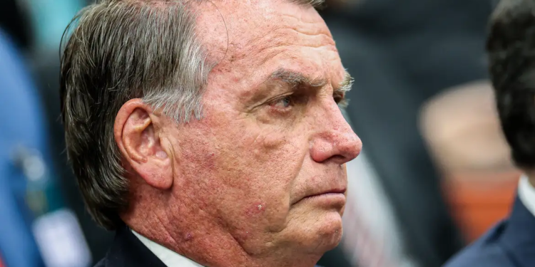Bolsonaro pede autorização do STF para fazer procedimento médico