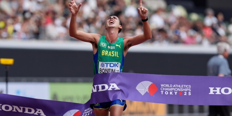 Caio Bonfim celebra ouro na marcha; Alison é prata nos 400m com barreira