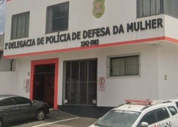 Polícia prende homem que esfaqueou ex-mulher na frente da filha em Sousas