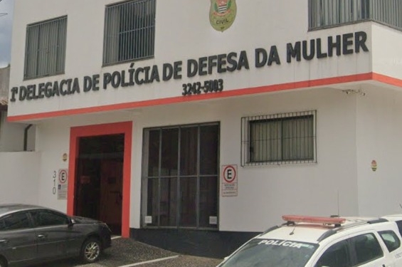 Polícia prende homem que esfaqueou ex-mulher na frente da filha em Sousas
