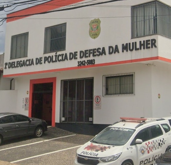 Polícia prende homem que esfaqueou ex-mulher na frente da filha em Sousas