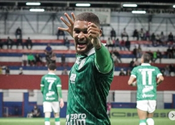 Recordista de jogos em 2025, zagueiro vira vice-artilheiro do Guarani na temporada