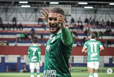 Recordista de jogos em 2025, zagueiro vira vice-artilheiro do Guarani na temporada