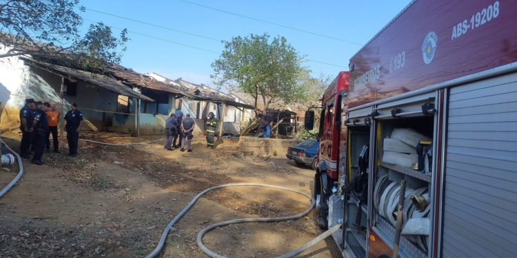 Três crianças morrem em incêndio em Pedreira; outras cinco pessoas da família são resgatadas