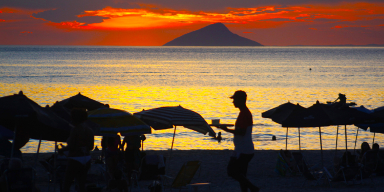 Verão promete movimentar Maresias, que oferece natureza, gastronomia e vida noturna agitada