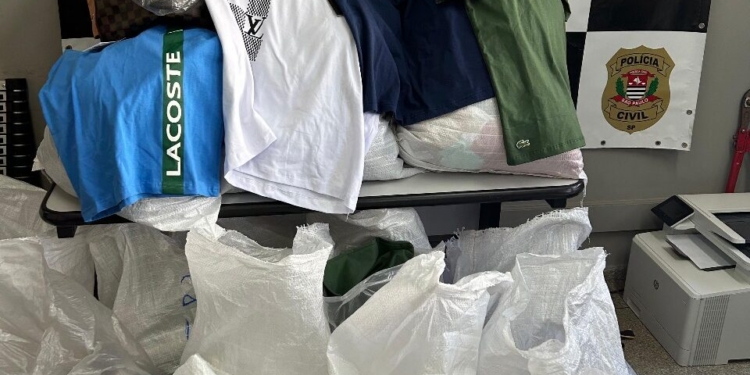 Polícia Civil apreende mais de 500 peças de roupas falsificadas em loja de Indaiatuba