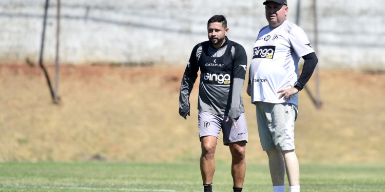 Ponte Preta busca liderança isolada em duelo contra o Brusque neste domingo
