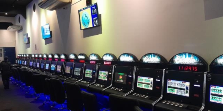 Bingo clandestino com 100 máquinas é fechado próximo da Torre do Castelo