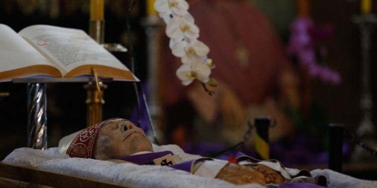 Fiéis prestam homenagens a Dom Gilberto na Catedral Metropolitana até esta quinta-feira