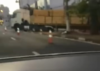 Carreta carregada com 50 toneladas de madeira quebra e complica trânsito em Campinas