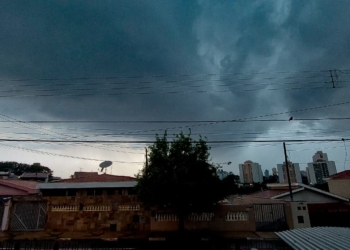 Após calor extremo, chuva forte chega à região de Campinas e já alaga ruas