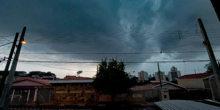 Após calor extremo, chuva forte chega à região de Campinas e já alaga ruas