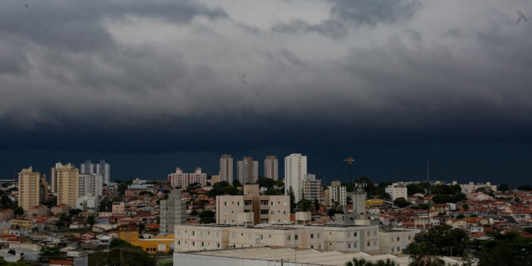 Ventos superam 70km/h no temporal da tarde em Campinas; chuva acumulada chega a 56mm