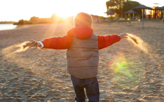 Artigo – Infância: tempo de descoberta, não de desempenho – por Iara Mastine