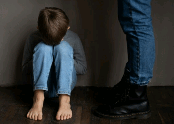 Trauma não sexual na infância: os resultados a longo prazo de maus-tratos e negligência física e emocional – por Carmino de Souza