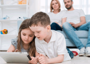 Artigo: Pais precisam ‘aprender a dizer não’ na vida e na internet para os filhos – por Roberta Guimarães