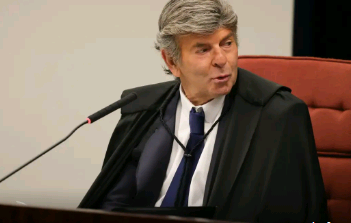 Fux absolve Bolsonaro e condena Braga Netto e Cid pela trama golpista