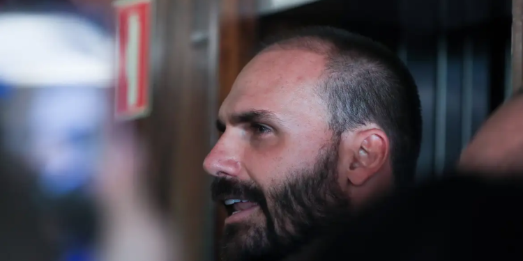 Delegado Freitas vai relatar processo contra Eduardo Bolsonaro