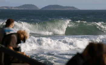 Adolescente que desapareceu com namorada no mar é encontrado