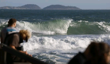 Adolescente que desapareceu com namorada no mar é encontrado