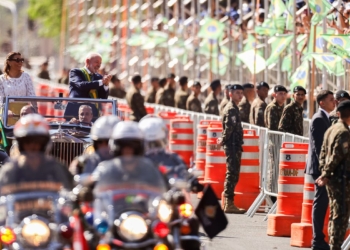 Lula e ministros acompanham desfile; público entoa “sem anistia”