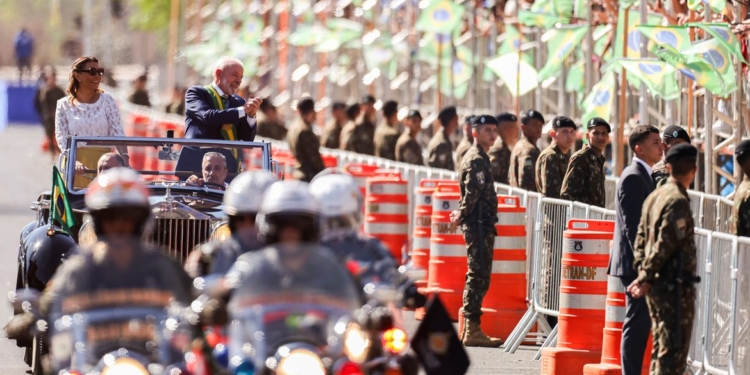 Lula e ministros acompanham desfile; público entoa “sem anistia”