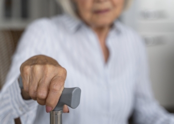 Alta incidência de quedas expõe vulnerabilidade dos idosos no Brasil