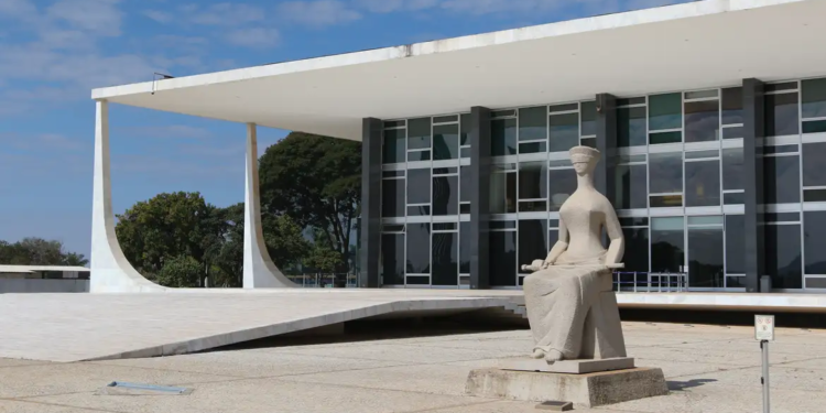 Moraes pede sessão extra para julgamento de Bolsonaro no STF