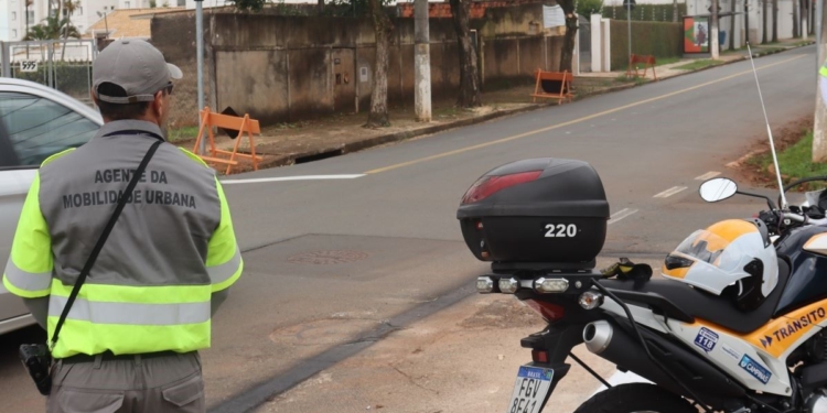 Emdec faz bloqueio em trecho de via no Cambuí nesta segunda-feira