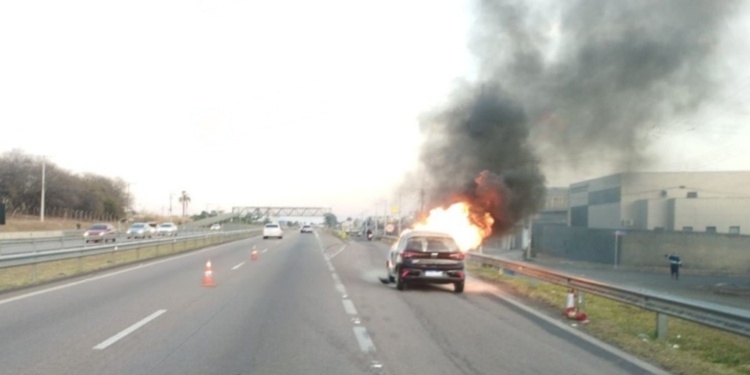 Ciclista morre atropelado na SP-101 em Hortolândia e carro pega fogo