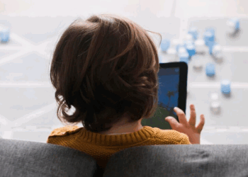 Artigo – Crianças conectadas, riscos reais: o que você precisa saber sobre os apps mais usados pelos jovens – por  Natalia Santos