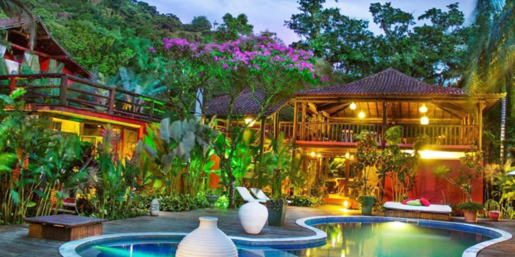 Na praia ou nas montanhas, quatro hospedagens que colocam você em contato direto com a natureza