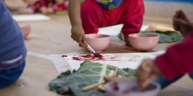 Projeto Brincar com Cores realiza ateliês de pintura para crianças de até 3 anos em Campinas