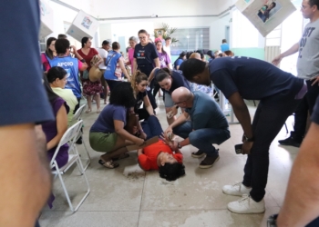 VÍDEO: Dário Saadi socorre moradora que desmaiou durante mutirão de serviços