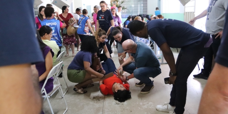 VÍDEO: Dário Saadi socorre moradora que desmaiou durante mutirão de serviços