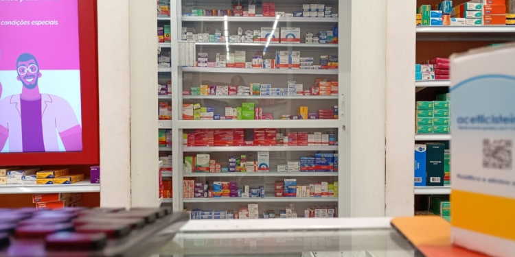 Editorial: Filas em grandes redes de farmácia testam a paciência dos clientes