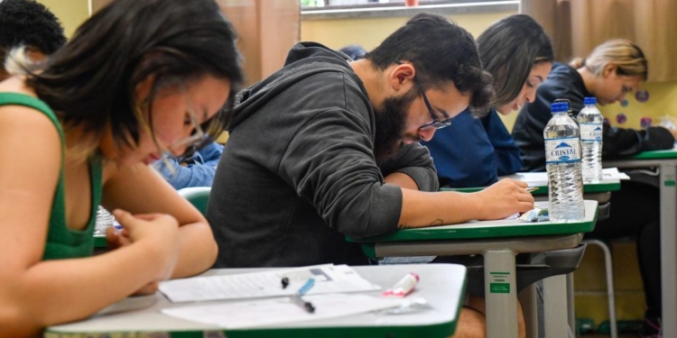Escolas estaduais de SP aplicam provas do Saeb nesta segunda-feira (20)