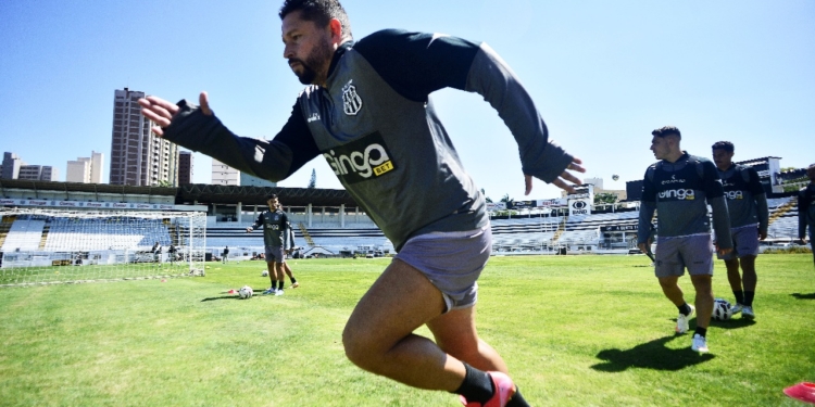 Pendurados e gramado sintético geram dúvidas na Ponte Preta para duelo contra o Brusque