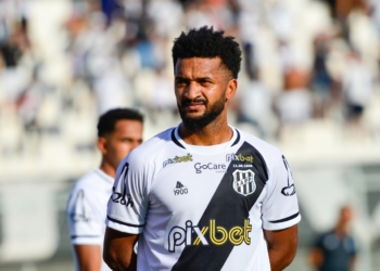 Artur celebra segundo acesso e marca centenária com a camisa da Ponte