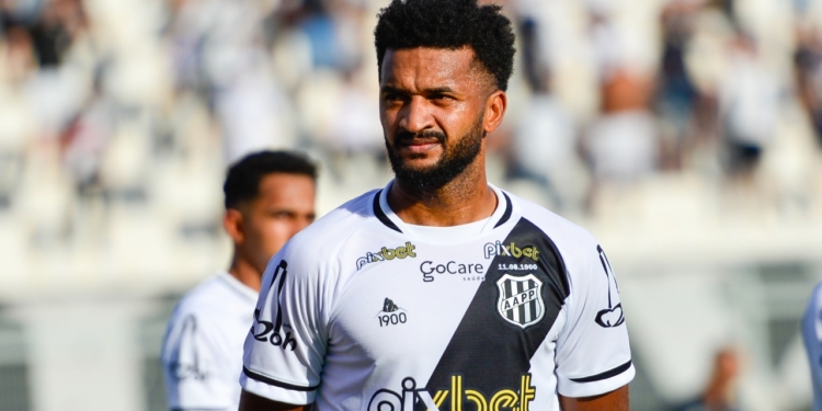 Artur celebra segundo acesso e marca centenária com a camisa da Ponte