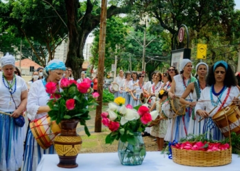 Cortejo com Caixeiras marca abertura da Segunda Mostra de Arte Híbrida da Cia da Hebe