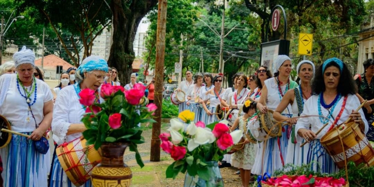 Cortejo com Caixeiras marca abertura da Segunda Mostra de Arte Híbrida da Cia da Hebe