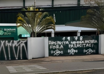 Portões do Brinco de Ouro amanhecem pichados em protesto pela eliminação do Guarani na Série C