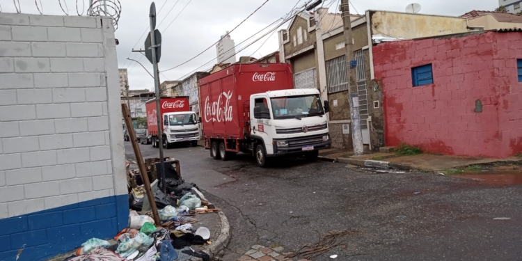 Caminhões em fila de descarga perturbam moradores do Centro de Campinas